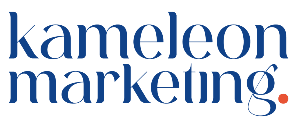 Logo van Kameleon Marketing in blauwe letters met rode stip